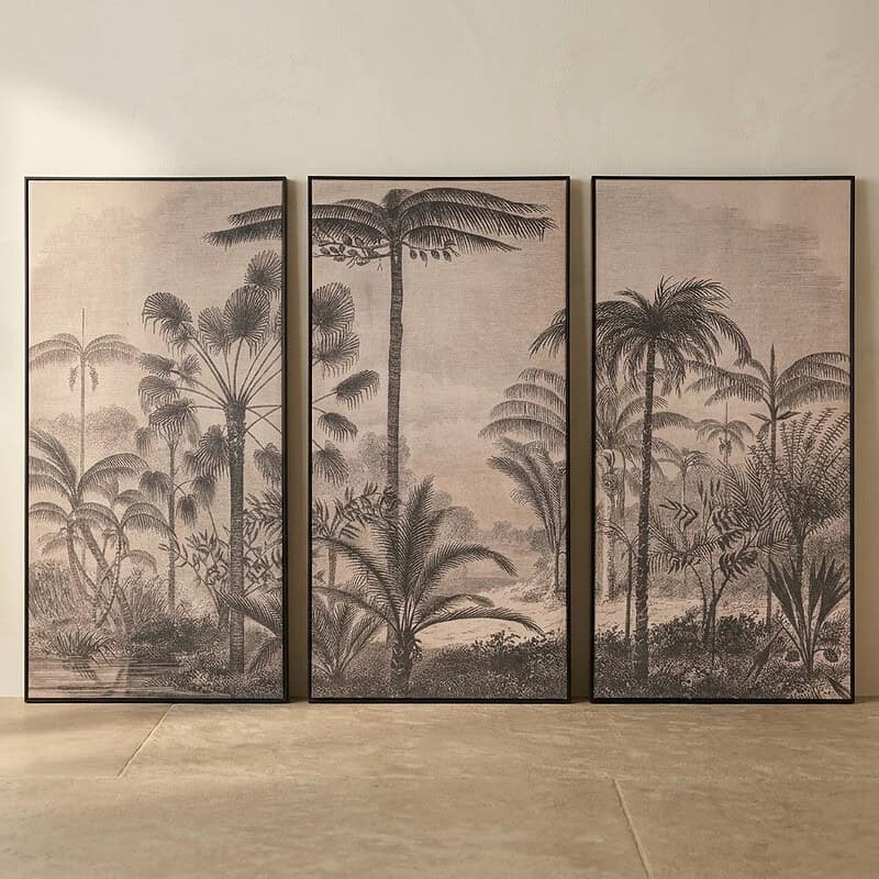Houten wanddecoratie met tropisch jungle ontwerp, drie panelen, natuurlijke uitstraling, geschikt voor woonkamer of kantoor, handgemaakt, duurzame materialen, stijlvolle muurversiering.