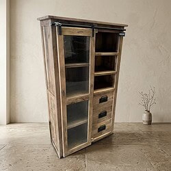 Robuuste houten kast met schuifdeuren en open vakken, perfect voor woon- of kantoorruimte, gemaakt van duurzaam hout, stijlvol en functioneel design.