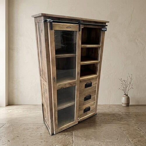 Houten kast met schuifdeuren en open vakken Robuuste houten kast met schuifdeuren en open vakken, perfect voor woon- of kantoorruimte, gemaakt van duurzaam hout, stijlvol en functioneel design.