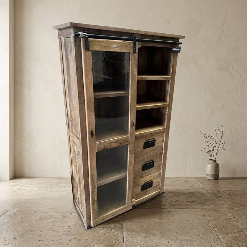 Robuuste houten kast met schuifdeuren en open vakken, perfect voor woon- of kantoorruimte, gemaakt van duurzaam hout, stijlvol en functioneel design.