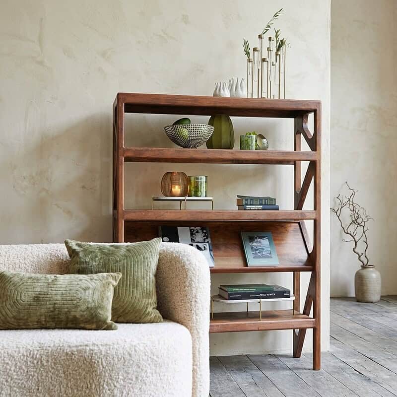 Mokana houten boekenkast in woonkamer Elegante houten boekenkast van Mokana in een moderne woonkamer, perfect voor het opbergen en tonen van boeken en decoratieve items.