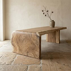 Elegante houten eettafel met rustieke uitstraling, perfect voor een moderne of landelijke interieurstijl. Gemaakt van massief hout met een uniek natuurlijk patroon.
