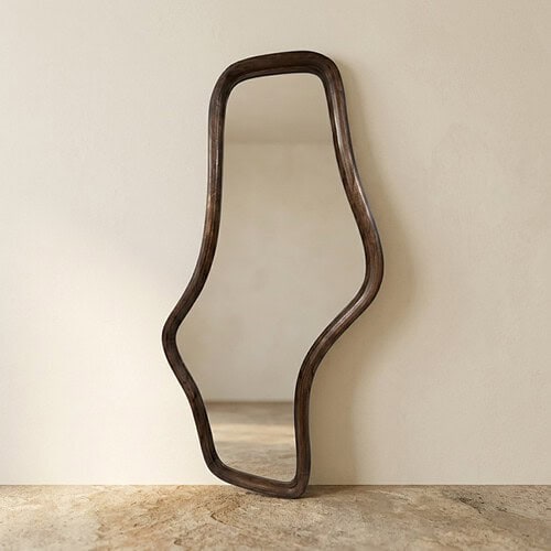 Unieke houten wandspiegel met natuurlijke, golvende vorm en rustieke afwerking, perfect voor een modern interieur. Gemaakt van hoogwaardig hout, combineert functionaliteit met stijlvolle designaccente.