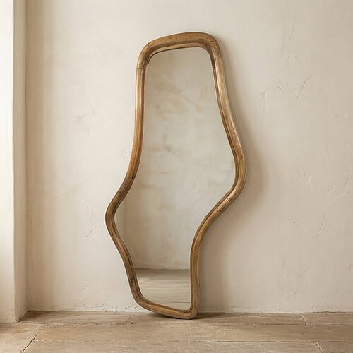 Einzigartiger Holzspiegel mit einer kunstvollen, geschwungenen Form, ideal für ein modernes Interieur. Aus Naturholz gefertigt, perfekt für eine stilvolle und funktionale Dekoration.