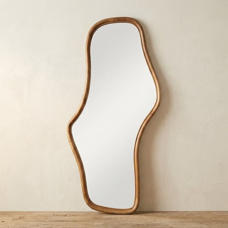 Unieke houten spiegel met een organische, golvende rand, perfect voor moderne interieurs en decoratie. Gemaakt van natuurlijk hout, voegt warmte en stijl toe aan elke ruimte.