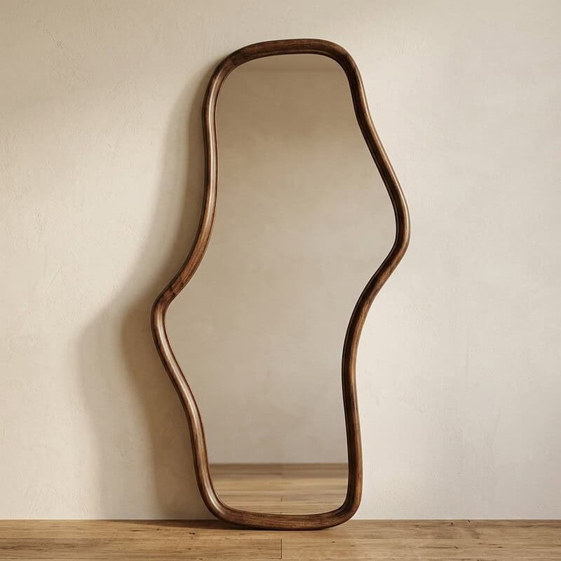 Unieke houten spiegel met golvende rand voor een stijlvolle inrichting.