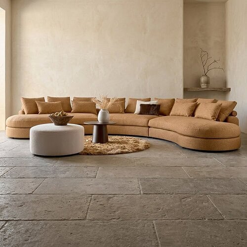 Moderne loungebank in aardetinten met comfortabele kussens, passend bij een minimalistisch interieur. Perfect voor een stijlvolle en gezellige zithoek in huis.