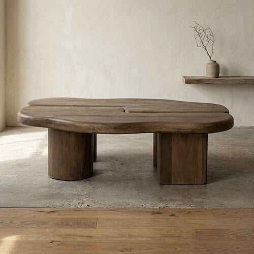 Massiver Esstisch aus Holz mit natürlicher, organischer Form und robusten Beinen – perfekt für ein modernes und gemütliches Esszimmer. Hochwertiges, handgefertigtes Möbelstück, entworfen von Mokana Meubelen.