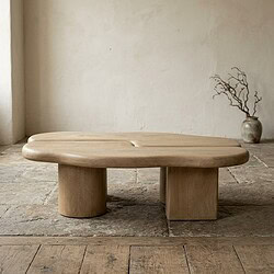 Houten salontafel met organische vormgeving Moderne houten salontafel met natuurlijke, organische vorm en stevige basis, perfect voor een minimalistische en stijlvolle woonkamer.