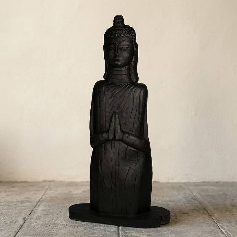 Handgemaakt houten Boeddha beeld, perfect voor rustgevende interieurdecoratie en meditatie ruimtes, vervaardigd uit hoogwaardig donker hout.