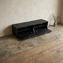 Modern zwart tv-meubel van Mokana Meubelen met open opbergruimte en verstelbare planken, perfect voor een strakke woonkamer inrichting.