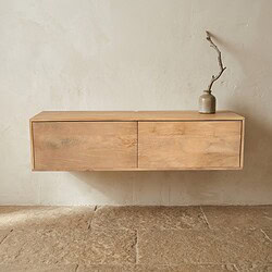 Eenvoudige houten wandkast met twee schuifdeuren, minimalistisch en modern, geschikt voor woonkamer of slaapkamer, gemaakt van natuurlijk hout.