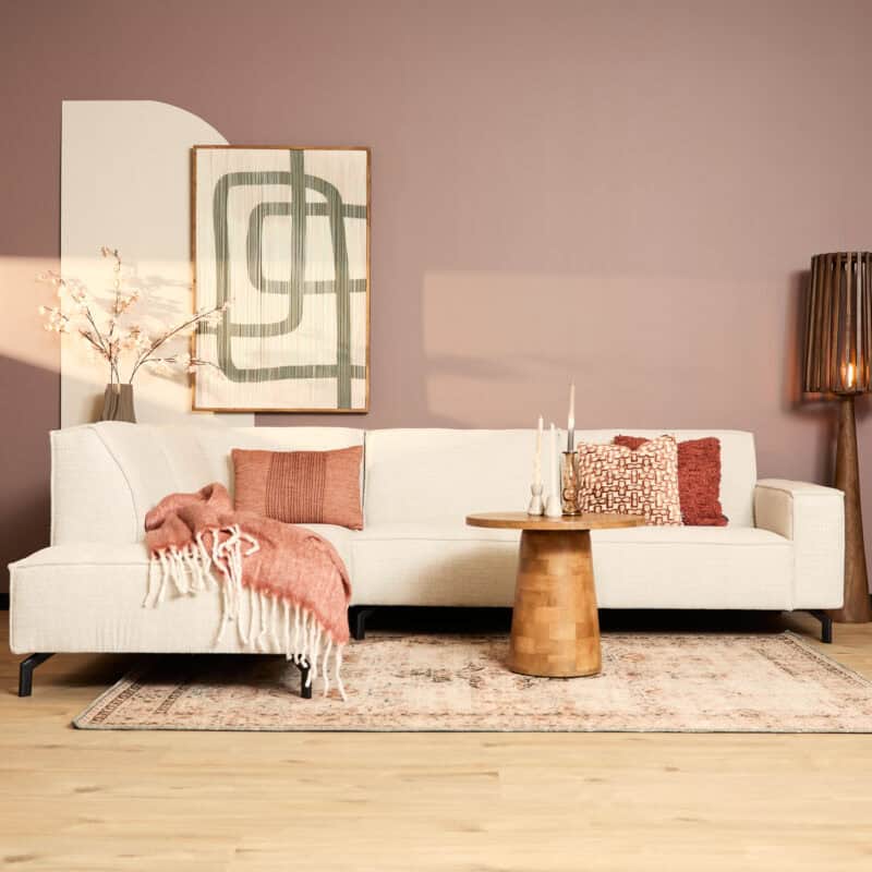 Moderne woonkamer met een beige bank, decoratieve kussens, een houten salontafel en kunst aan de muur, perfect voor een stijlvolle inrichting.