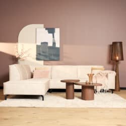 Moderne woonkamer met Mokana meubelen, beige bank, houten salontafels, abstract kunstwerk en stijlvolle lamp, perfect voor een gezellige en stijlvolle inrichting.