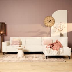 Luxe witte woonkamerbank met roze kussens en plaid, stijlvolle interieurdecoratie, moderne woonkamerinrichting.