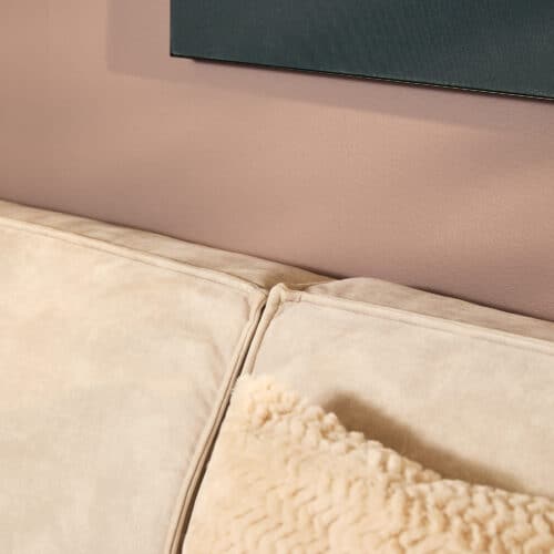 Luxe bank van Mokana Meubelen met zachte kussens, perfect voor comfortabel zitten in een modern interieur.