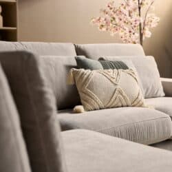 Luxe bank met kussens in een stijlvolle woonkamer, perfect voor ontspanning en decoratie, van Mokana Meubelen.