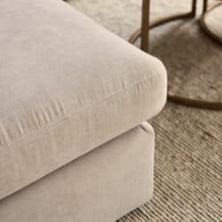 Luxe bank van Mokana Meubelen met zachte beige bekleding en elegante uitstraling, perfect voor moderne woonkamers.