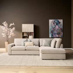 Moderne woonkamer met lichte bank, kunstwerk en decoratieve planten, perfect voor stijlvolle interieurs.