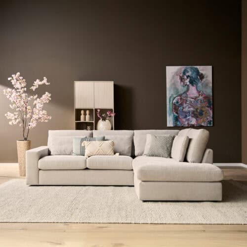 Moderne woonkamer met lichte bank, kunstwerk en decoratieve planten, perfect voor stijlvolle interieurs.