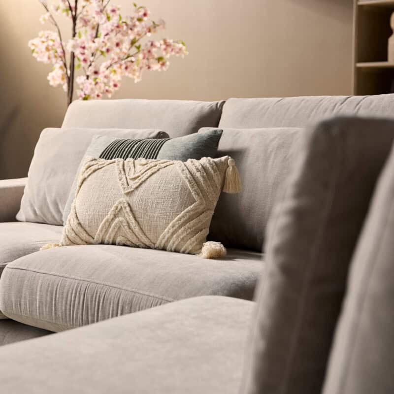 Luxe woonbank van Mokana Meubelen met comfortabele kussens en elegante uitstraling, perfect voor moderne woonkamers.