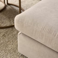 Luxe bank van Mokana Meubelen met zachte, beige bekleding en elegante uitstraling, perfect voor moderne woonkamers.
