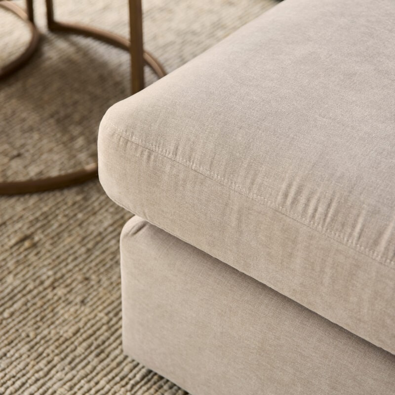 Luxe bank van Mokana Meubelen met zachte, beige bekleding en elegante uitstraling, perfect voor moderne woonkamers.