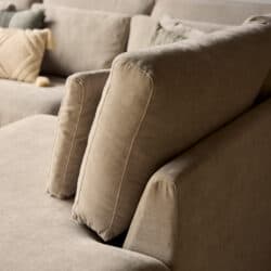 Luxe bank van Mokana Meubelen in een modern interieur, bekleed met zachte, beige stof en met comfortabele kussens voor een stijlvolle en gezellige zithoek.