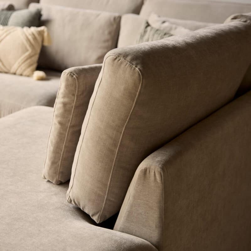 Luxe bank van Mokana Meubelen in een modern interieur, bekleed met zachte, beige stof en met comfortabele kussens voor een stijlvolle en gezellige zithoek.