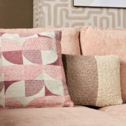 Gezicht op een stijlvolle bank met diverse kussens, perfect voor een modern interieur, gemaakt door Mokana Meubelen.