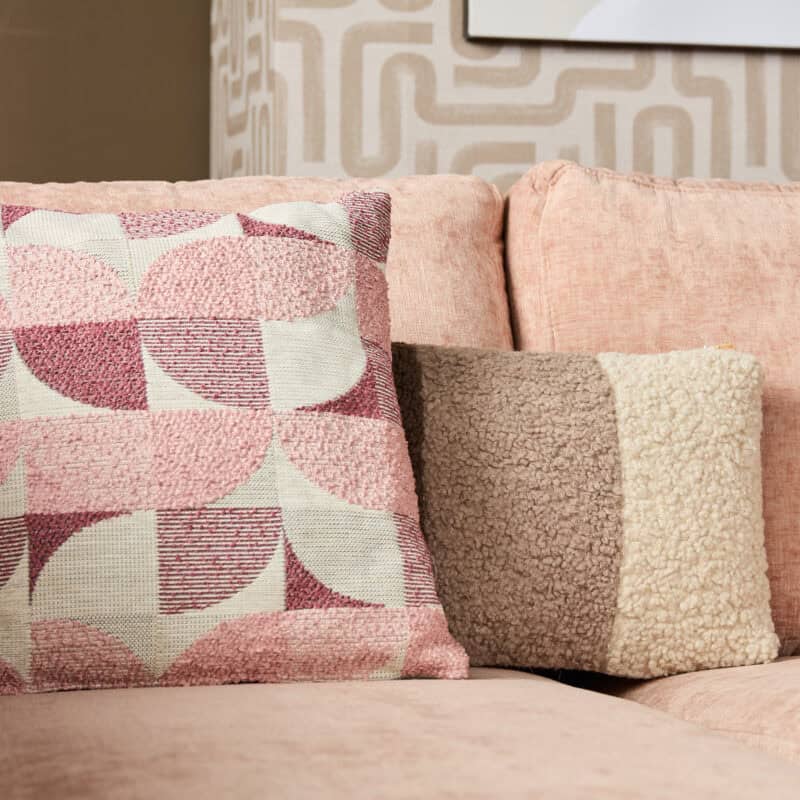 Gezicht op een stijlvolle bank met diverse kussens, perfect voor een modern interieur, gemaakt door Mokana Meubelen.