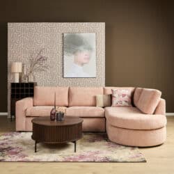 Luxe woonkamer met een roze bank, ronde salontafel en kunstwerk aan de muur, perfect voor moderne interieurs.