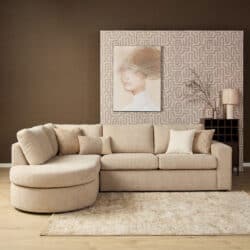 Luxe beige bank van Mokana Meubelen in een modern interieur met kunst en decoratie.