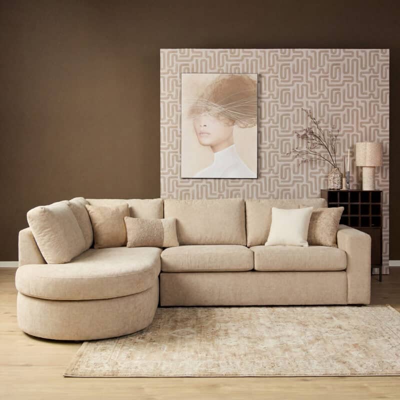 Luxe beige bank van Mokana Meubelen in een modern interieur met kunst en decoratie.