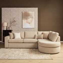Luxe beige woonkamerbank van Mokana Meubelen met kussens en decoratieve elementen in een modern interieur.