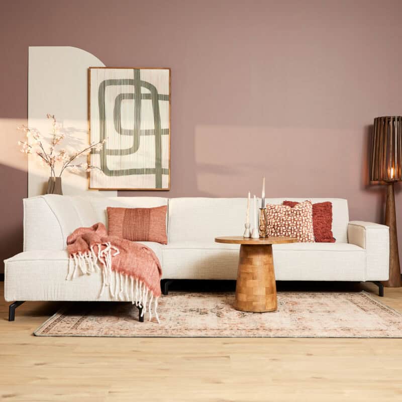 Luxe beige divan van Mokana Meubelen in een stijlvolle woonkamer met decoratieve elementen en zachte texturen.