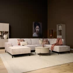 Luxe Mokana lounge hoekbank in een modern interieur met decoratieve kussens en een bijzettafel, perfect voor stijlvolle woonruimtes.