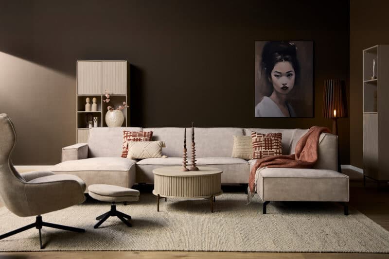 Luxe Mokana lounge meubelset in een modern interieur met kunstwerk en sfeerverlichting, perfect voor stijlvolle woonruimtes.