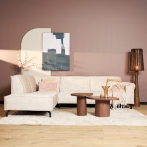 Luxe woonkamer met beige bank, houten salontafels, kunstwerk en sfeervolle verlichting, perfect voor modern interieur.