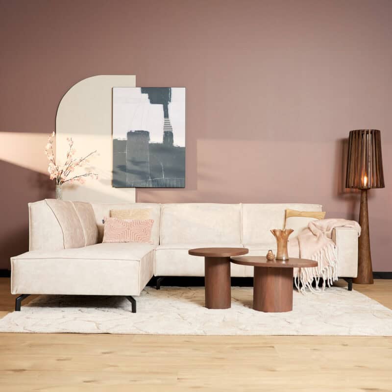 Luxe woonkamer met beige bank, houten salontafels, kunstwerk en sfeervolle verlichting, perfect voor modern interieur.